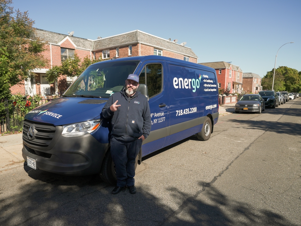 Energo worker making home delivery with peace sign