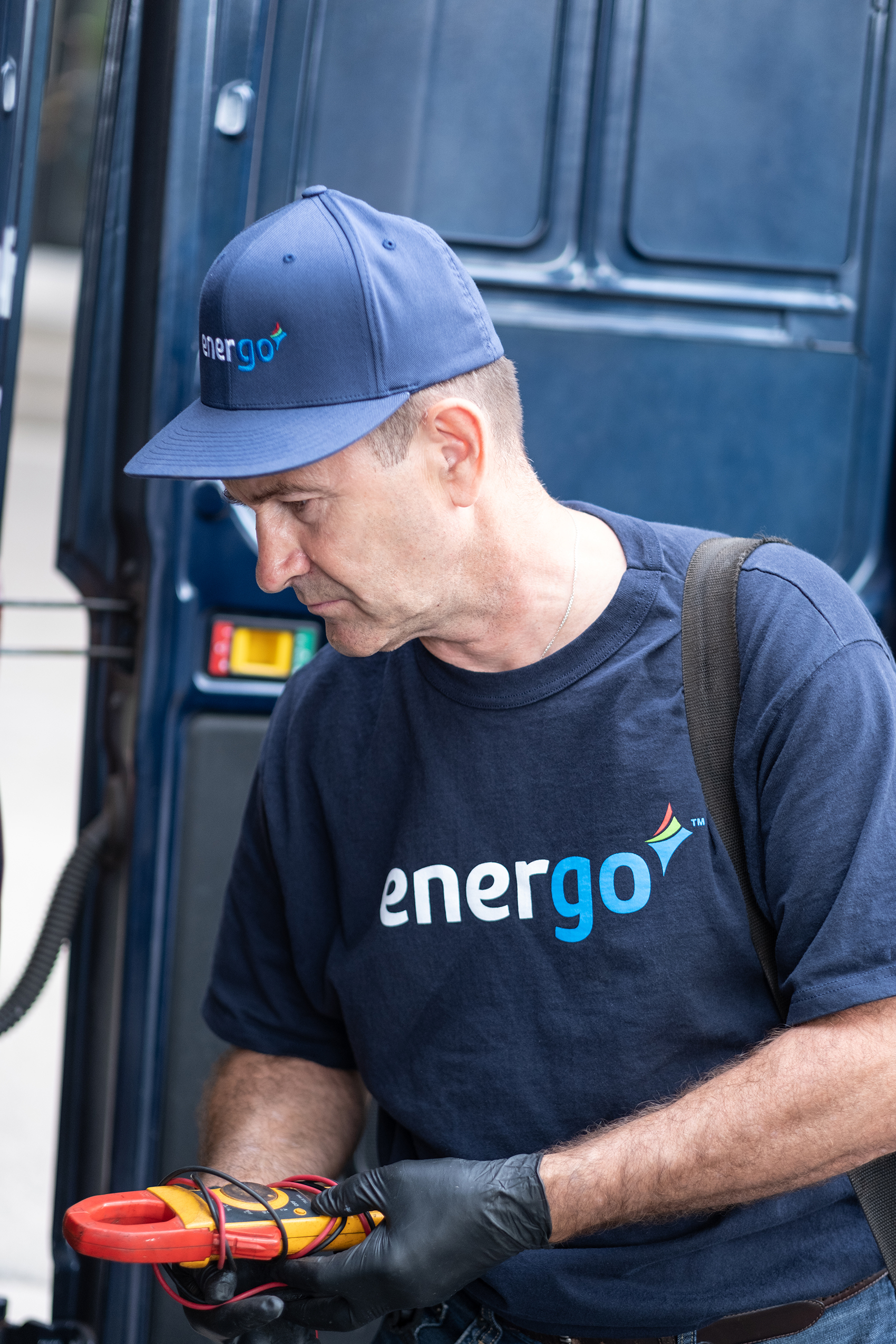 Employee with blue Energo service van and tools