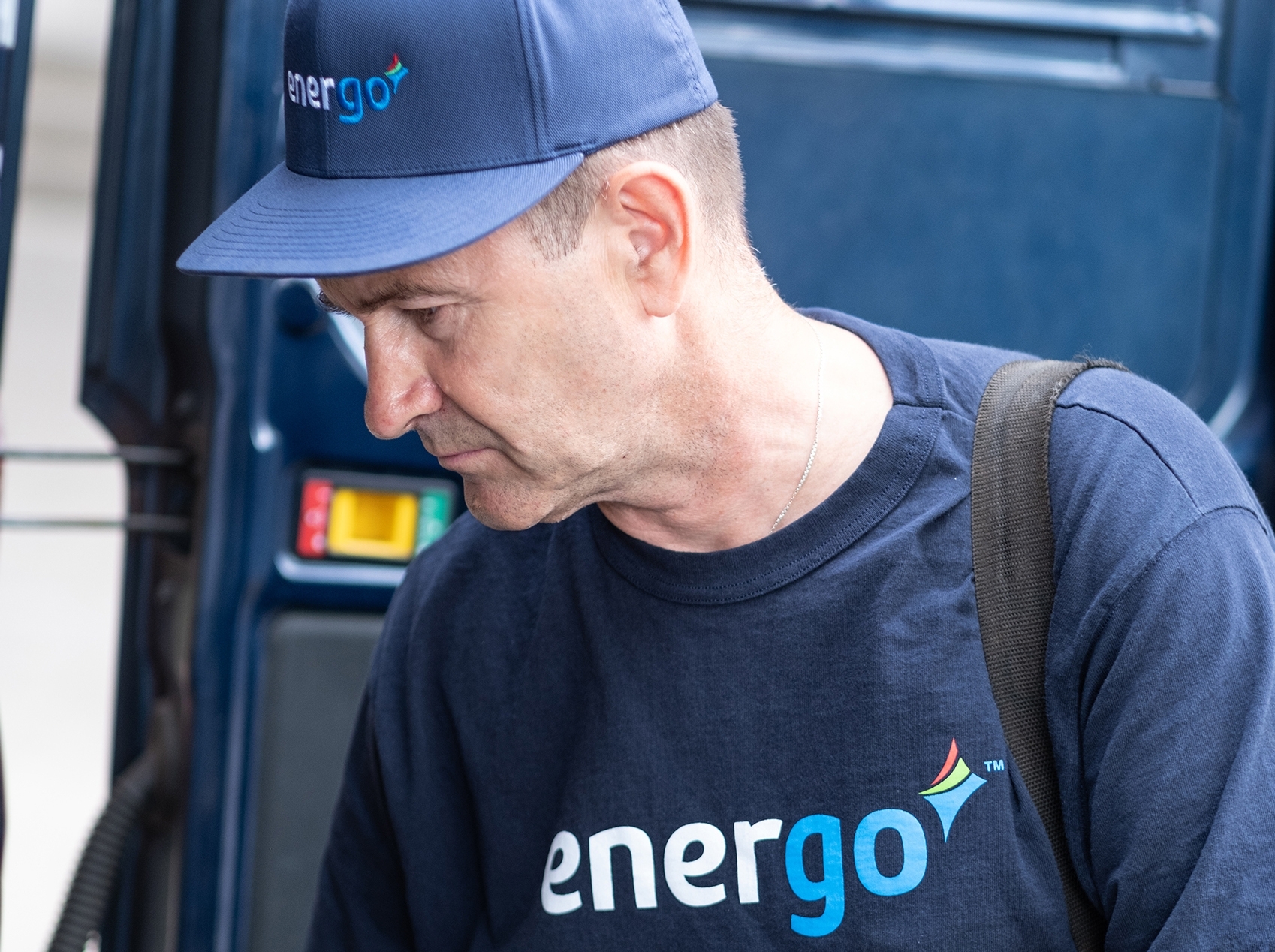 Employee with blue Energo service van and tools (cropped)