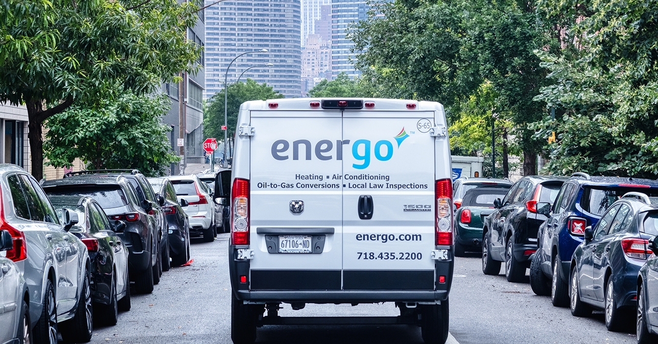Energo van from the back on a busy New York City street (cropped v2)